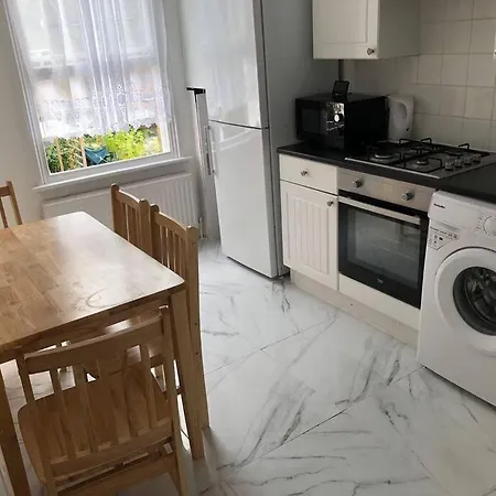 East London 2 Bedroom Flat Exterior photo