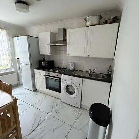 East London 2 Bedroom Flat Exterior photo